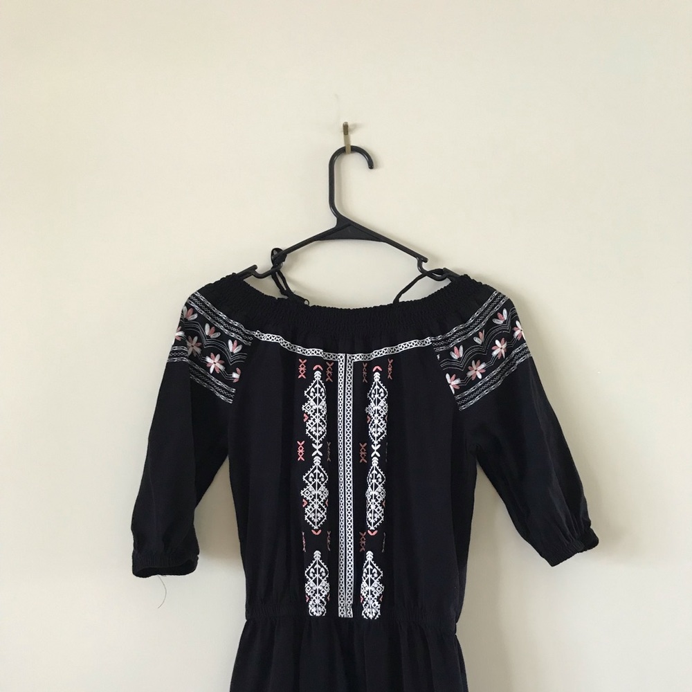 An off the shoulder romper🖤